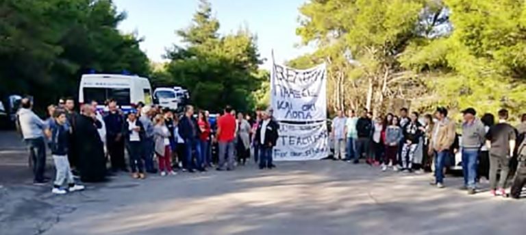Ζάκυνθος: Μαθητές – γονείς απέκλεισαν το δρόμο προς «Ναυάγιο»