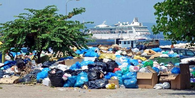 «Πνίγουν» σχολείο τα σκουπίδια στην Κέρκυρα (video)