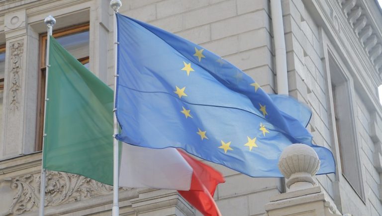 Τον κώδωνα του κινδύνου κρούει η Ευρώπη στην Ιταλία- Ψηφίστηκε ο προϋπολογισμός