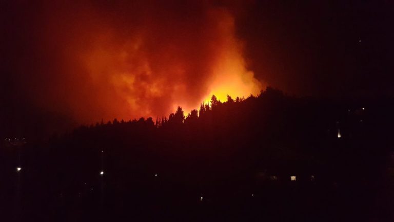 Σε εξέλιξη φωτιά στην περιοχή της Σάρτης στη Σιθωνία