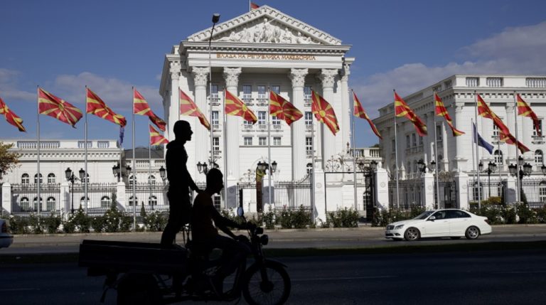 Η κυβέρνηση της Βόρειας Μακεδονίας διαψεύδει ότι υπάρχει πρόταση για «ανταλλαγή αγαλμάτων» μεταξύ Ελλάδας και Βόρειας Μακεδονίας