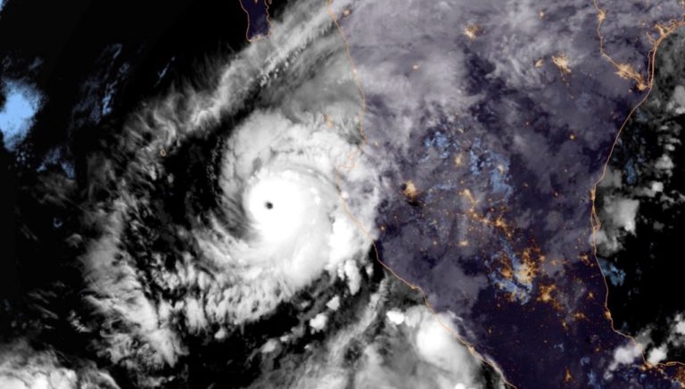 Με ανέμους 260χλμ/ώρα απειλεί το Μεξικό ο τυφώνας Ουίλα