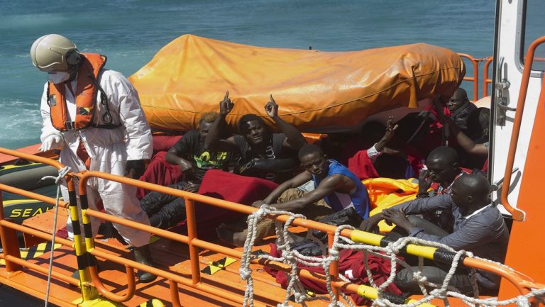 Ισπανία: 700 μετανάστες στη θάλασσα το τελευταίο 48ωρο