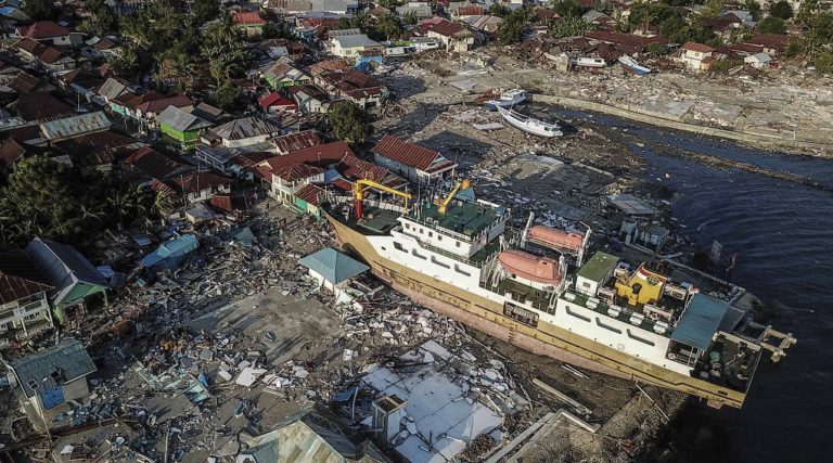 Ινδονησία: Στους 844 οι νεκροί από σεισμό και τσουνάμι