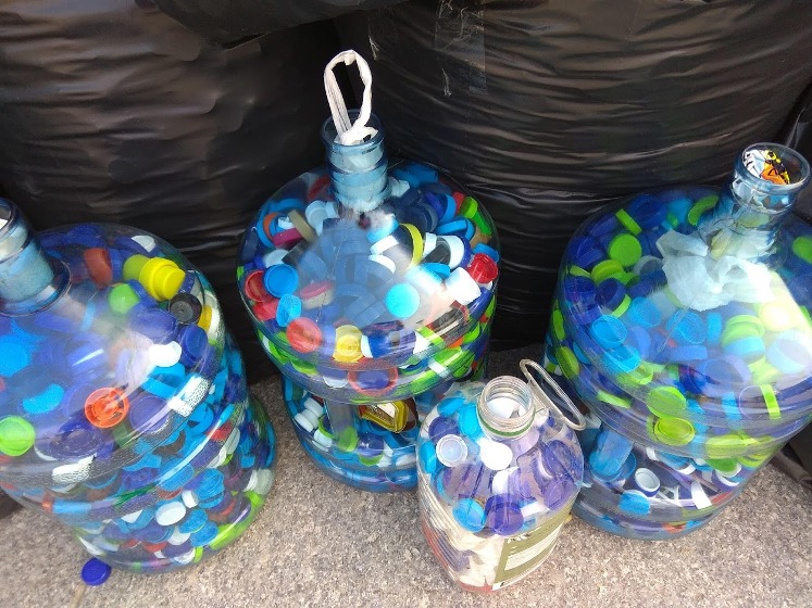 Ορεστιάδα:  Με 4 τόνους πλαστικά καπάκια γέμισε η κεντρική πλατεία της πόλης