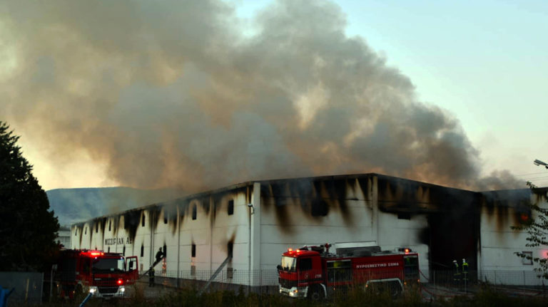 Καβάλα: Φωτιά σε καπναποθήκη στον Αμυγδαλεώνα