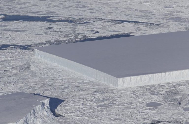 Ένα γιγάντιο ορθογώνιο παγόβουνο φωτογράφισε η NASA
