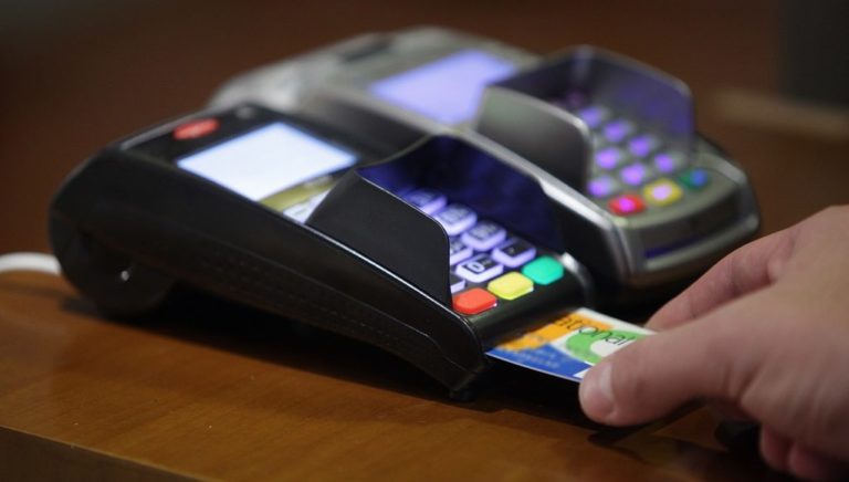 Επέκταση των POS σε περισσότερους κλάδους επεξεργάζεται το ΥΠΟΙΚ