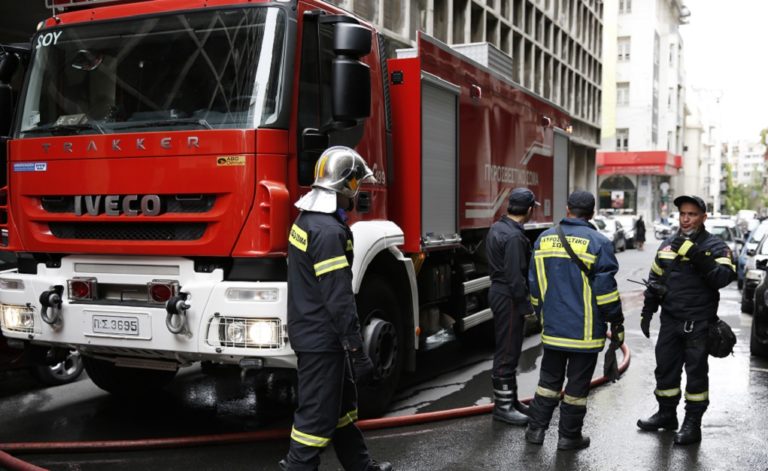 Πυρκαγιά σε διαμέρισμα στην πλ. Αμερικής-Κινδύνεψαν μητέρα και παιδί