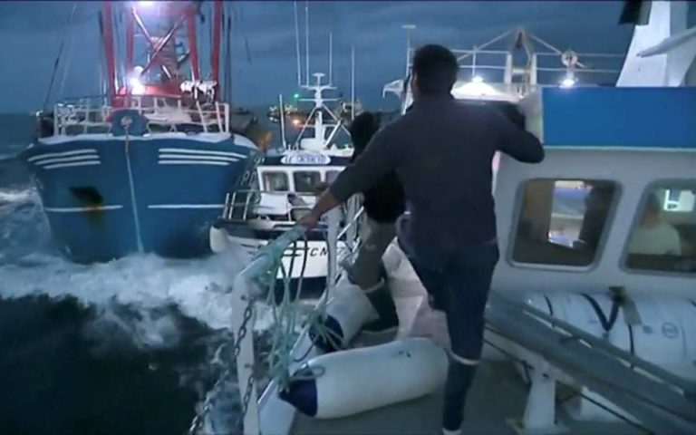 Επιχείρησαν να εμβολίσουν σκάφος του Λιμενικού για να αποφύγουν τη σύλληψη