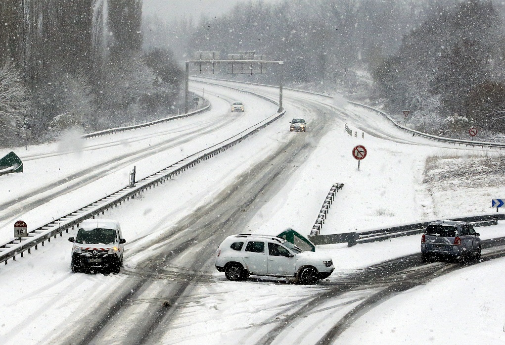 Γαλλία: Χάος από τις “ασυνήθιστες για την εποχή” χιονοπτώσεις