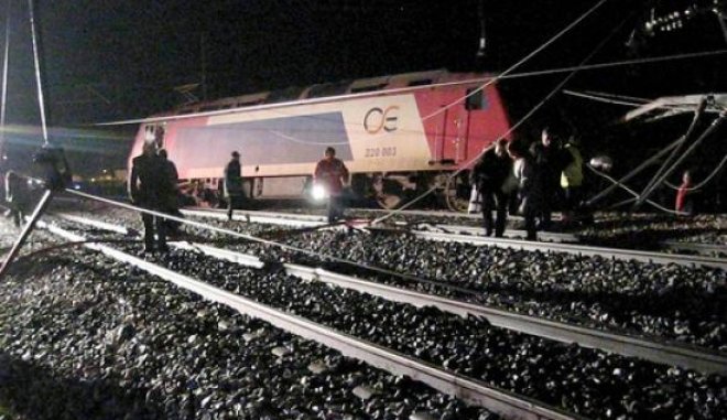 Τρένο που εκτελούσε δρομολόγιο Θεσσαλονίκη – Αθήνα προσέκρουσε σε βράχια