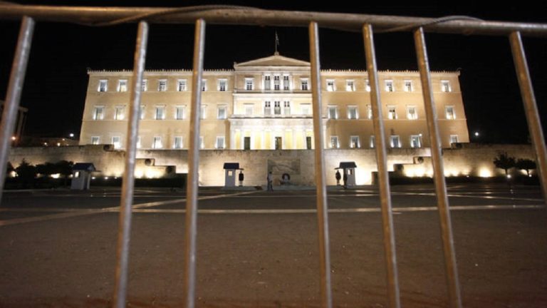 Βουλή: Μεθυσμένος οδηγός μπήκε με το όχημά του στο προαύλιο (video)
