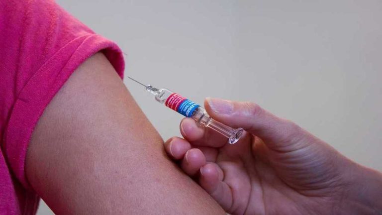 Πάτρα: Εμβολιάστηκε άλλος αντί άλλου (video)