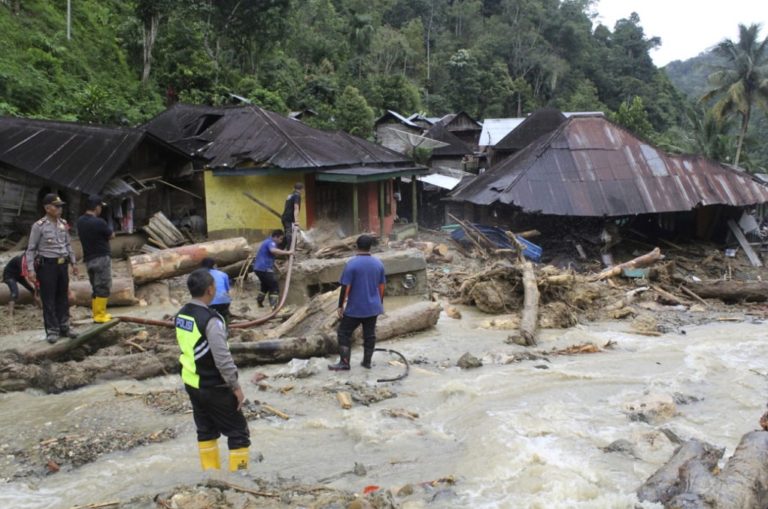 Στους 22 οι νεκροί από τις καταρρακτώδεις βροχές στη Σουμάτρα