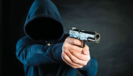 Κουκουλοφόρος εισέβαλε με όπλο σε τράπεζα του Αμπελώνα