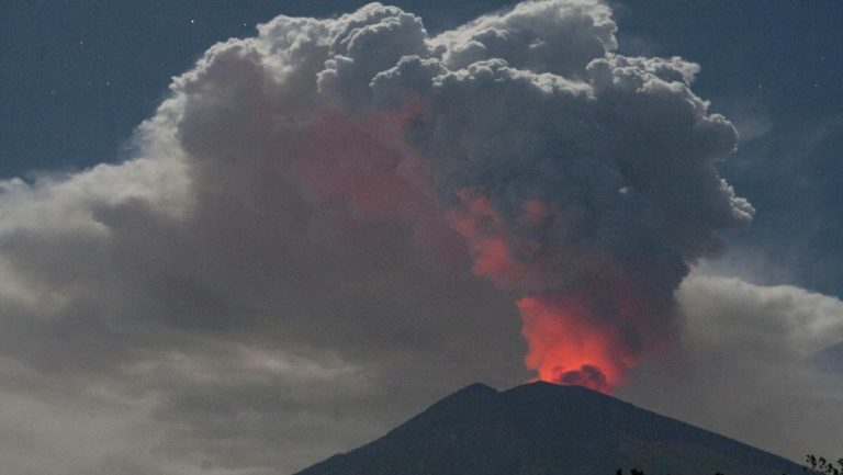 Ινδονησία: “Ξύπνησαν” δύο ηφαίστεια μετά τον σεισμό και το τσουνάμι (video)