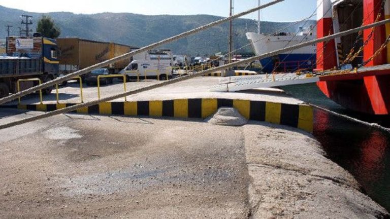 Στη Νεάπολη Βοιών το φορτηγό πλοίο που προσέκρουσε σε βραχονησίδα