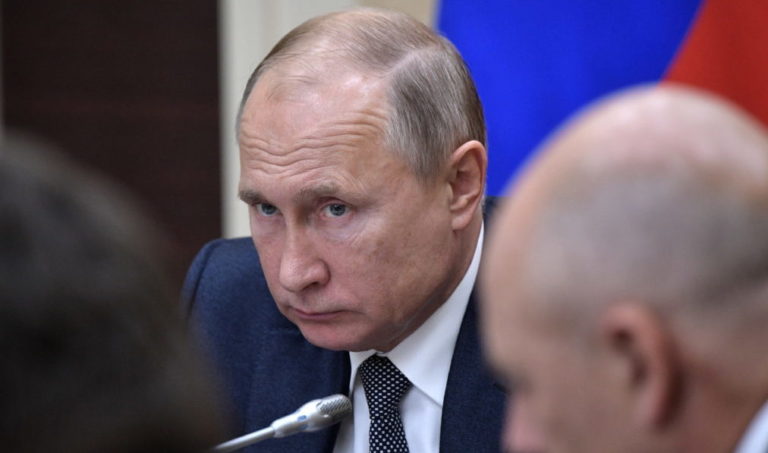 Ρωσία-Ουκρανία: Για απειλή πολέμου κάνει λόγο ο Ποροσένκο – Ο Πούτιν κατηγορεί το Κίεβο για προβοκάτσια