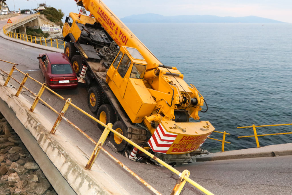 Στην Καβάλα η Κ. Νοτοπούλου με κλιμάκιο μηχανικών μετά την κατάρρευση της γέφυρας (video)
