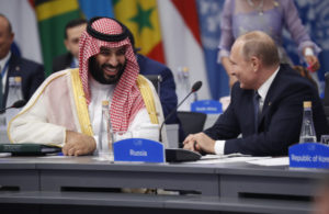 Ο πρίγκιπας της Σαουδ. Αραβίας “παραγκωνίστηκε” στην οικογενειακή φωτογραφία της G20
