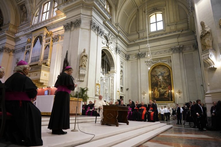 Φόρους ακίνητης περιουσίας θα καταβάλει η Kαθολική Εκκλησία στο δημόσιο