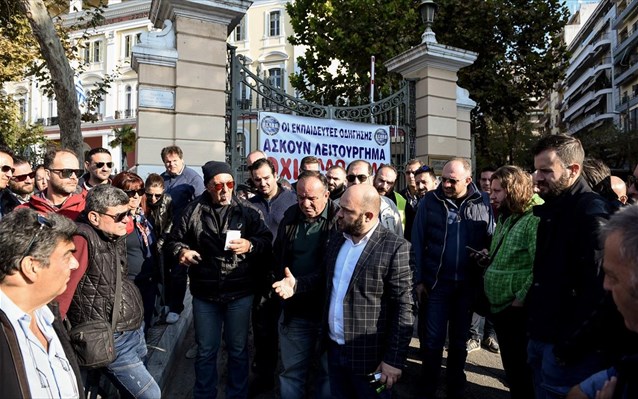 Διαμαρτυρία των εκπαιδευτών υποψηφίων οδηγών έξω από το ΥΜΑΘ