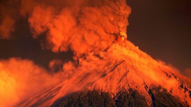 Γουατεμάλα: ‘Εκρηξη του “Ηφαιστείου της Φωτιάς”- 2.000 στα καταφύγια