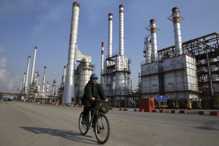 Ροχανί: Το Ιράν θα συνεχίσει τις πωλήσεις πετρελαίου παρά τις κυρώσεις των ΗΠΑ