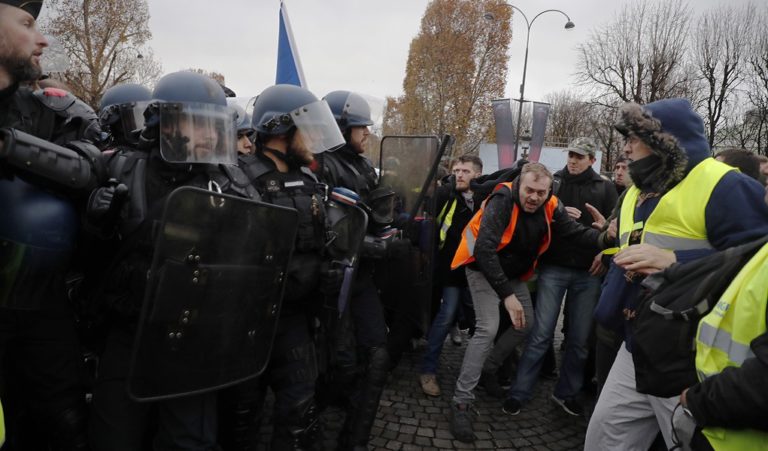 Δακρυγόνα και κανόνια νερού για διάλυση διαδήλωσης στο Παρίσι (video)
