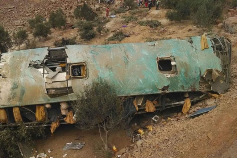 Βουτιά θανάτου λεωφορείου στο Περού-Έξι παιδιά και ο οδηγός νεκροί  