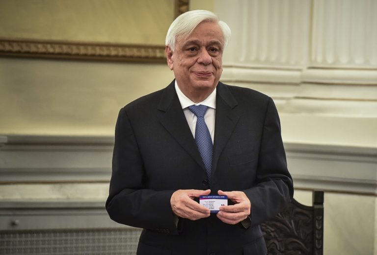 Στον ΠτΔ η πρώτη κάρτα Δωρητή Oργάνων και Iστών (video)