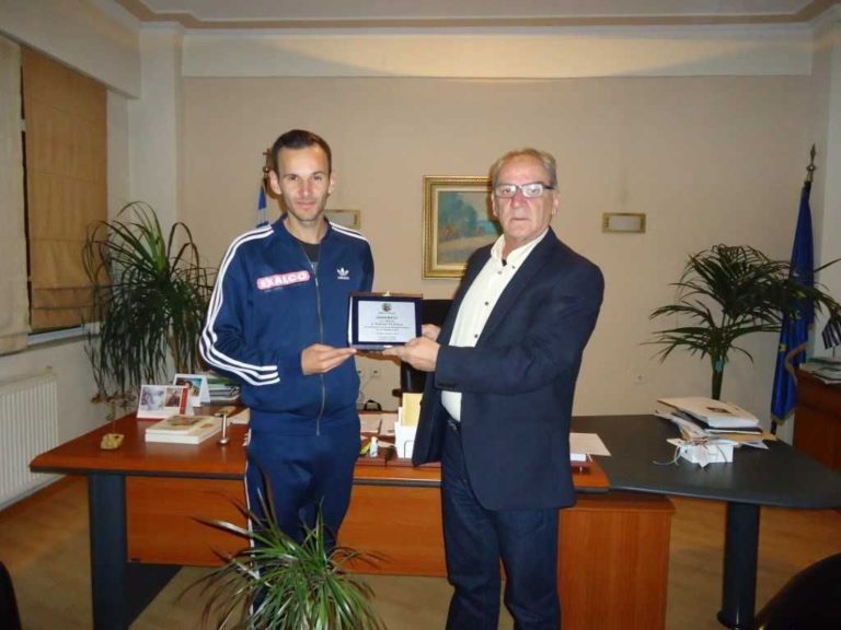 Ο Δήμος Τυρνάβου βράβευσε τον Νίκο Τσεκούρα