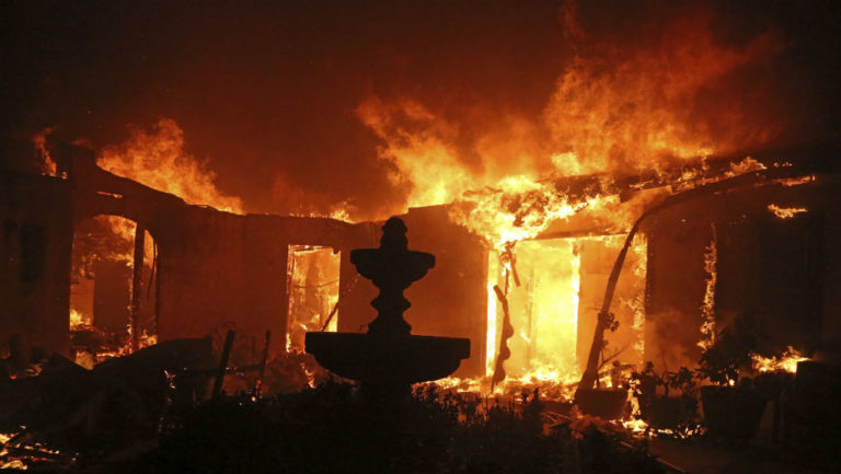 Αυξάνεται ο αριθμός των νεκρών από την τεράστια πυρκαγιά που κατακαίει την Καλιφόρνια