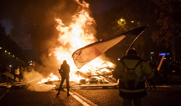 Οι διαδηλώσεις στη Γαλλία και τα  “κίτρινα γιλέκα” στην προσοχή του Τραμπ