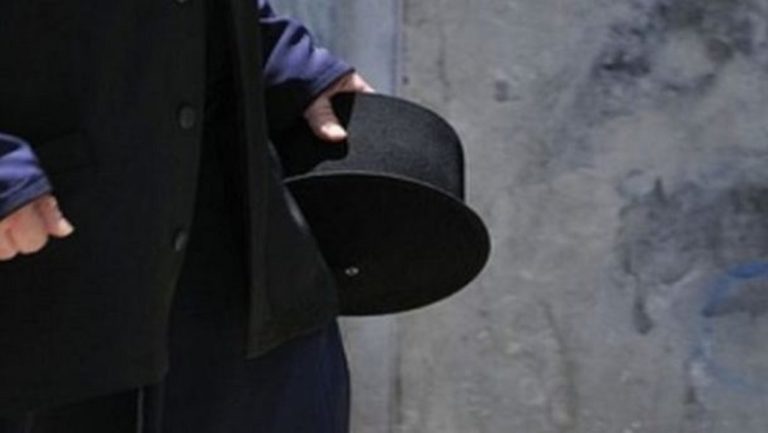 Λάρισα: Ιερωμένος ζήτησε 25 ευρώ, ειδικό λάδι και κρασί – Αντιδράσεις πιστών (video)