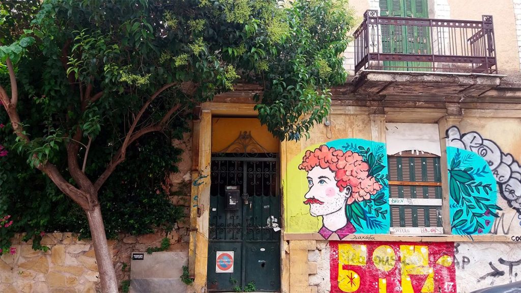 Η «Λιακάδα» γεμίζει με χρώματα και φως τους τοίχους της Αθήνας (video)