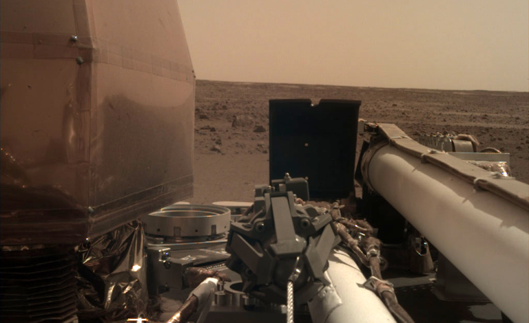 Το InSight στέλνει συνεχώς φωτογραφίες από τον πλανήτη Άρη