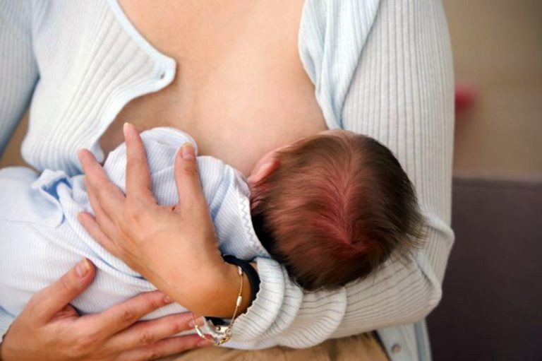 Την Κυριακή ο δημόσιος μητρικός θηλασμός