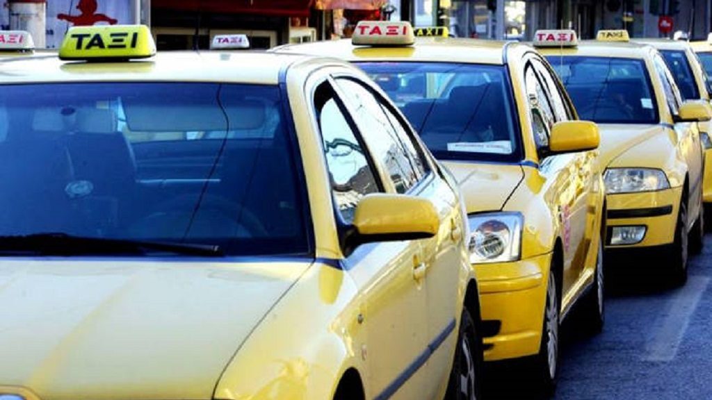 Συλλήψεις δέκα οδηγών ταξί για πλαστές άδειες οδήγησης και παρεμβάσεις στις ταμειακές