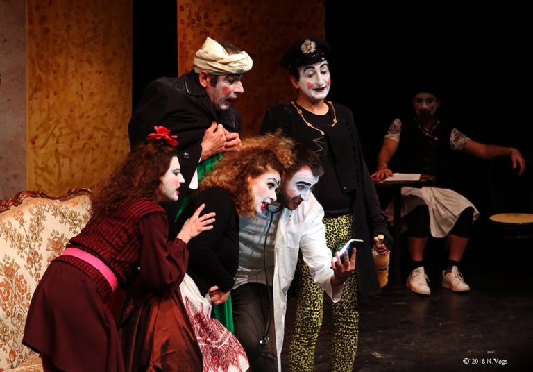 Η παράσταση «Ελλάς, γελάς…» επιστρέφει για λίγες παραστάσεις στο θέατρο Σοφούλη