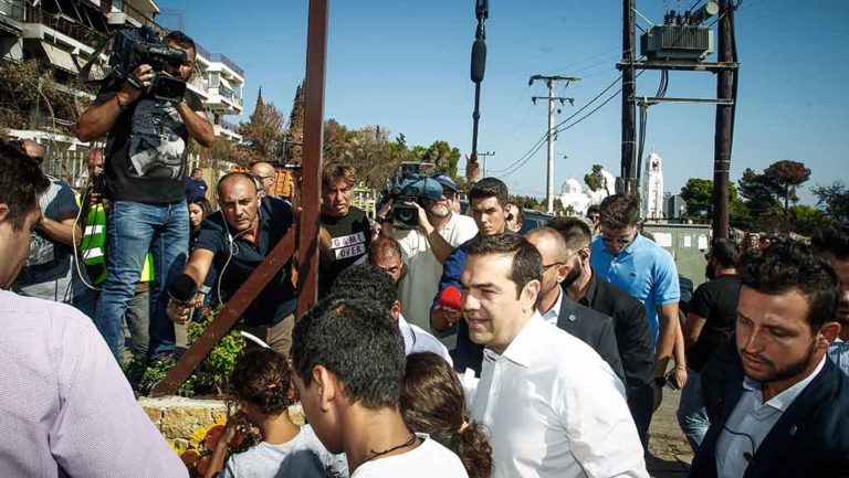 Τις πυρόπληκτες περιοχές στο Μάτι επισκέφθηκε ο Πρωθυπουργός (video)