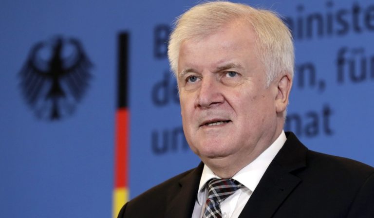 Παραιτείται ο Ζεεχόφερ από την ηγεσία του CSU-Κρατά το Υπουργείο Εσωτερικών