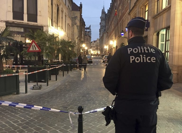 Βέλγιο: Επίθεση σε αστυνομικό τμήμα μεσούσης της επίσκεψης Μακρόν