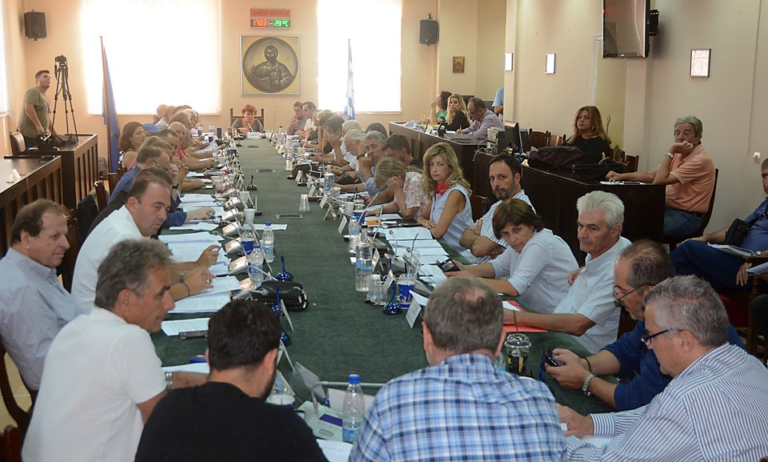 Πάτρα: Ο Δήμος επαναφέρει το 13ο και 14ο μισθό στους εργαζόμενους
