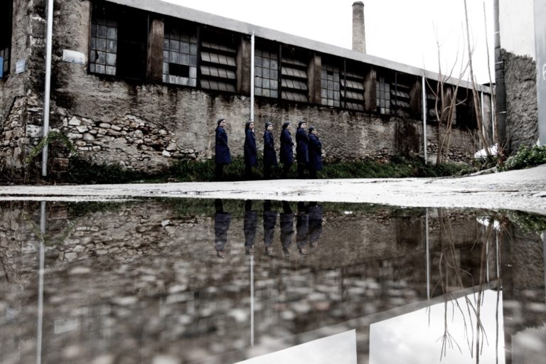 «Οι επισκέπτες του Δεκαπενταύγουστου» στο Θέατρο Βαφείο – «Λάκης Καραλής»