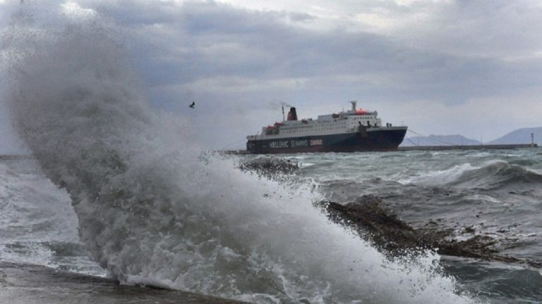 Προβλήματα προκάλεσε η μίνι κακοκαιρία – Βελτίωση από το απόγευμα (video)