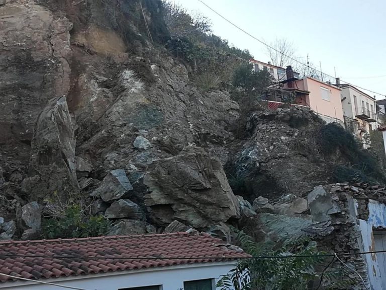 Καταπτώσεις βράχων στο Πλωμάρι με ζημιές σε σπίτια (video)