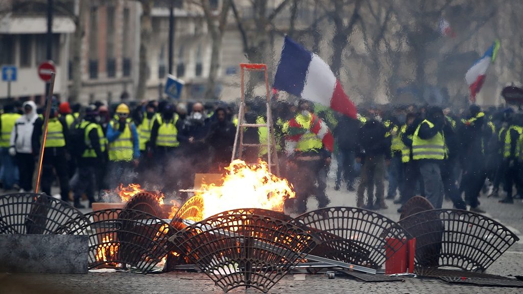 Γαλλία-κίτρινα γιλέκα: Επεισόδια στο Παρίσι-Ταραχές στην επαρχία-Διεθνείς αντιδράσεις