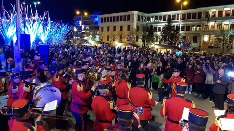 Σε χριστουγεννιάτικη διάθεση και επίσημα τα Γιάννενα